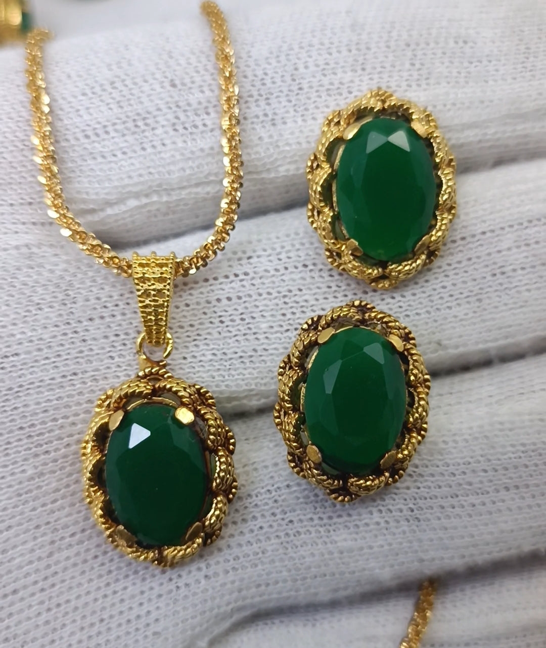 locket set  emrald 37