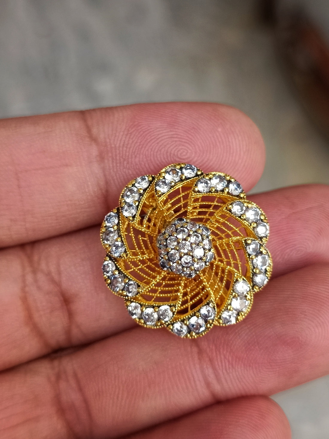 Flower zirconia ring